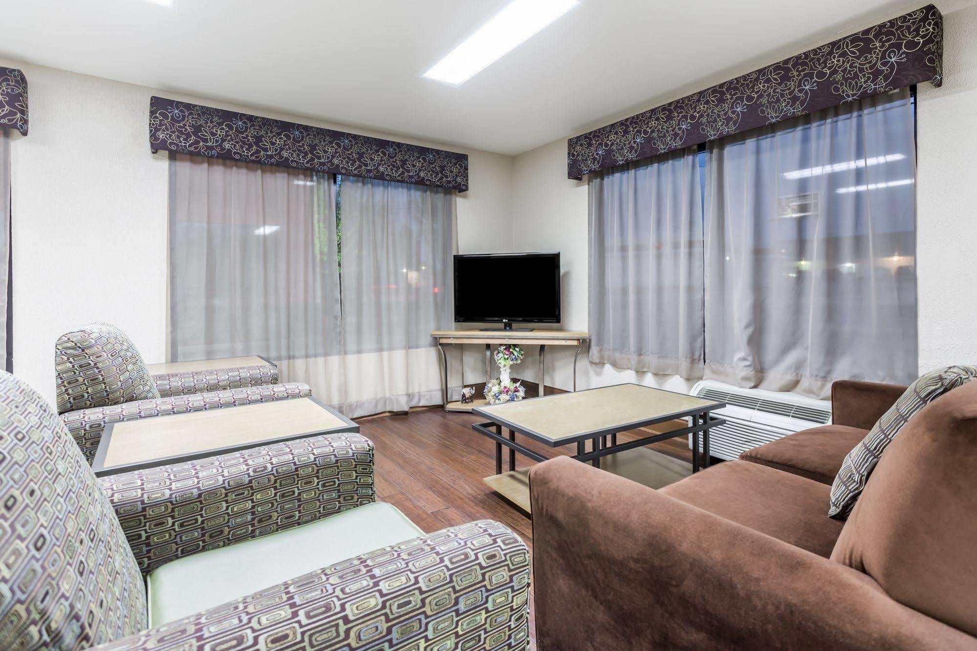 Super 8 By Wyndham Gainesville Buitenkant foto